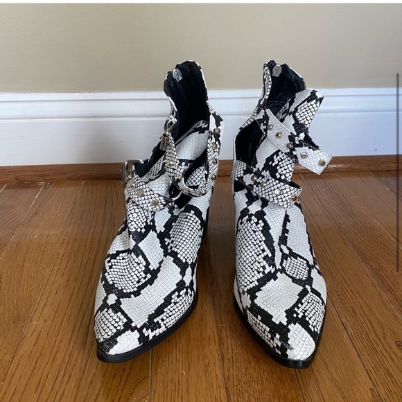 Snakeskin booties size 10 - Picture 3 of 6